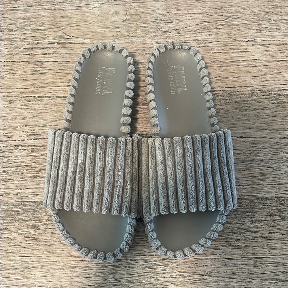 Faryl by Farylrobin Gray Ribbed Plush Sandals Size 7.5